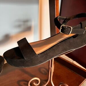 Women’s Black “Old Navy” platform shoes,size 9